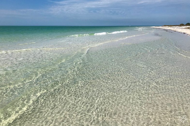 gin clar slab de apă clipocit în soare de-a lungul plajei Golfului 