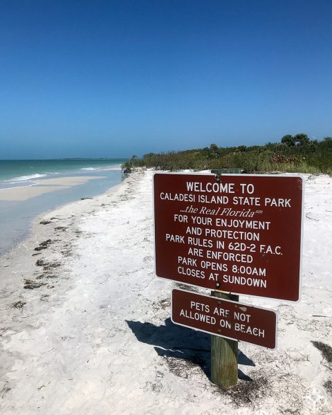 Letrero del Parque Estatal de la Isla de Caladesi en la playa caminando desde Clearwater Beach